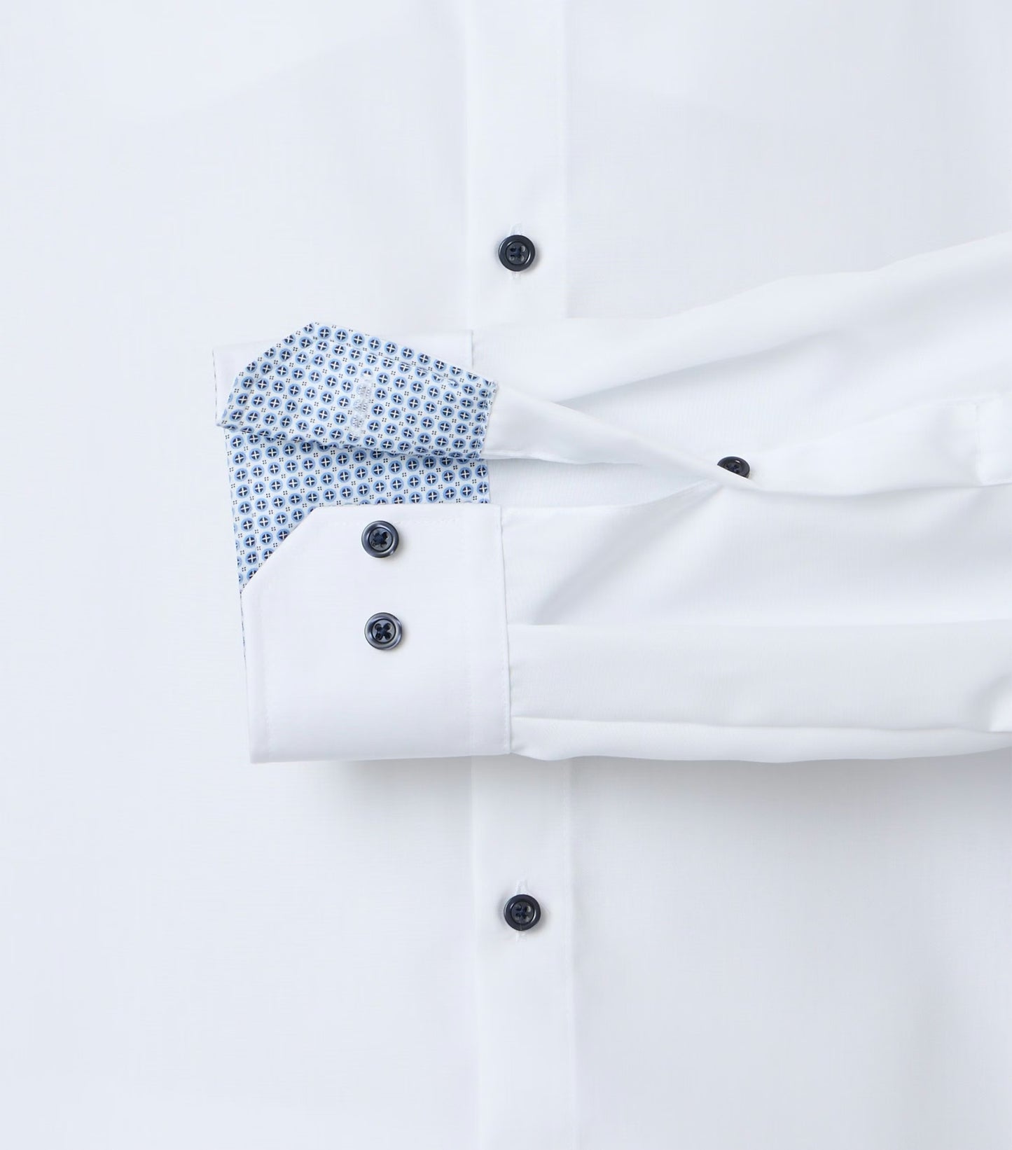 MODERN FIT BLACK BUTTON