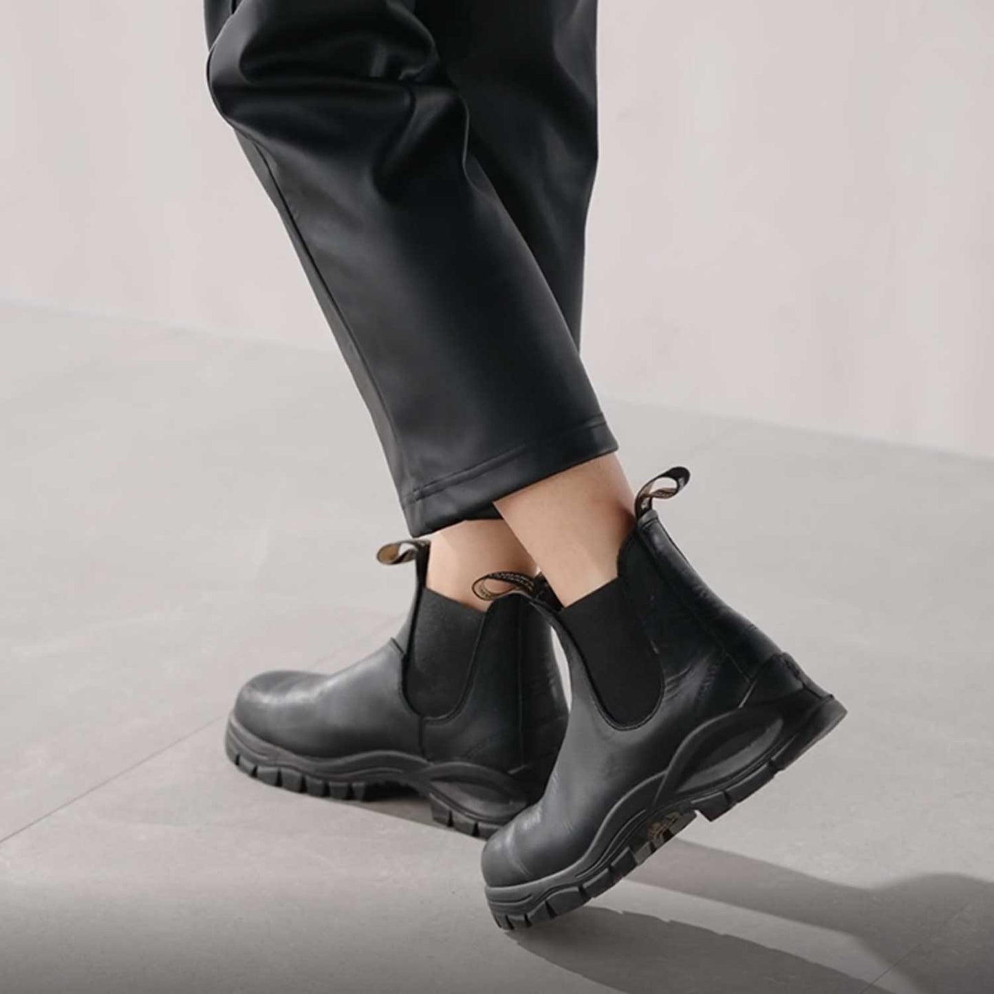 BLUNDSTONE LUG BOOT-LADIES BOOTS-BLUNDSTONE-JB Evans Fashions & Footwear