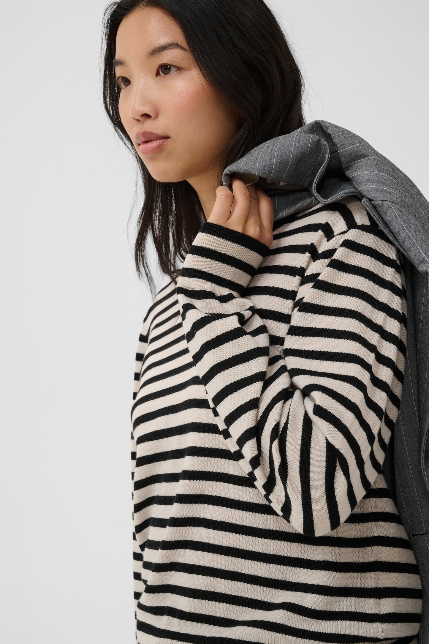 YONA CREW NECK SWEATER