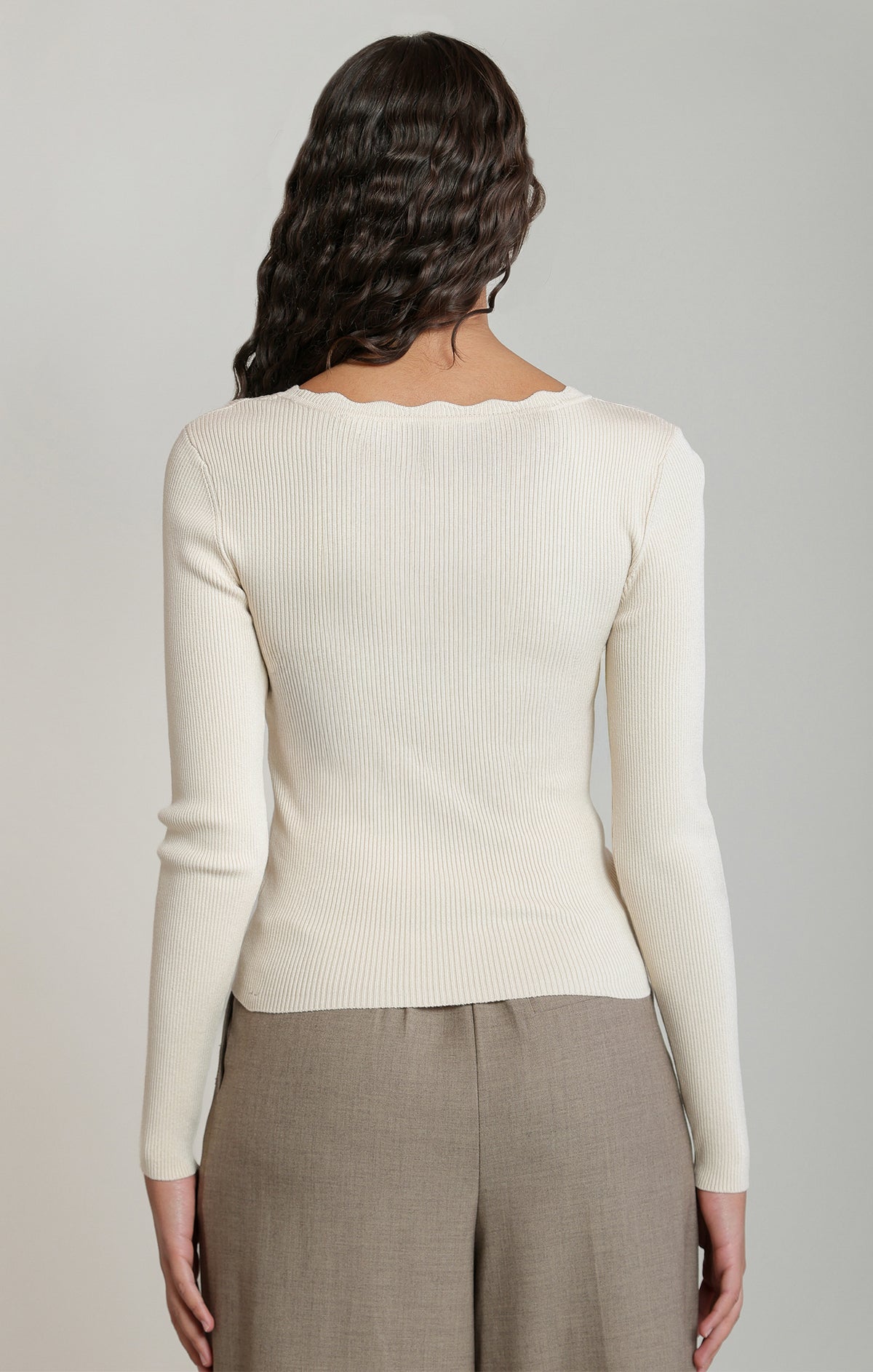 SCALLOP NECKLINE SWEATER TOP